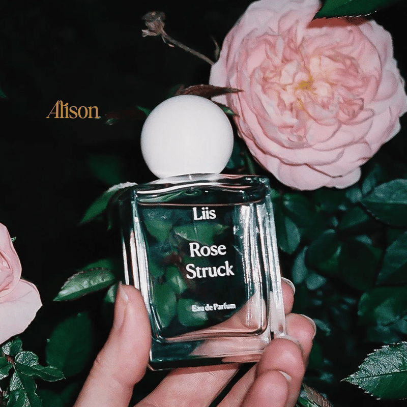 Hương Hoa hồng trong Liis Rose Struck rất mới mẻ,  trẻ trung, sang chảnh và đặc biệt không hề sến súa.